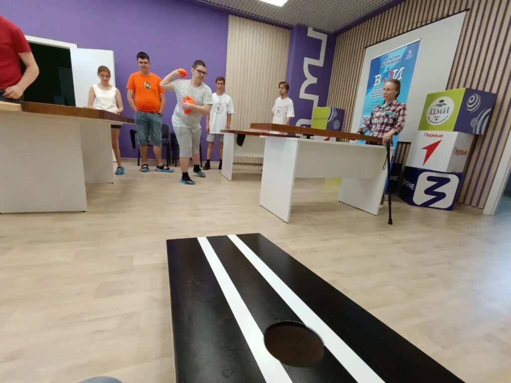 Состоялся мини-турнир по игре корнхолл среди людей с ограниченными возможностями здоровья (ОВЗ)