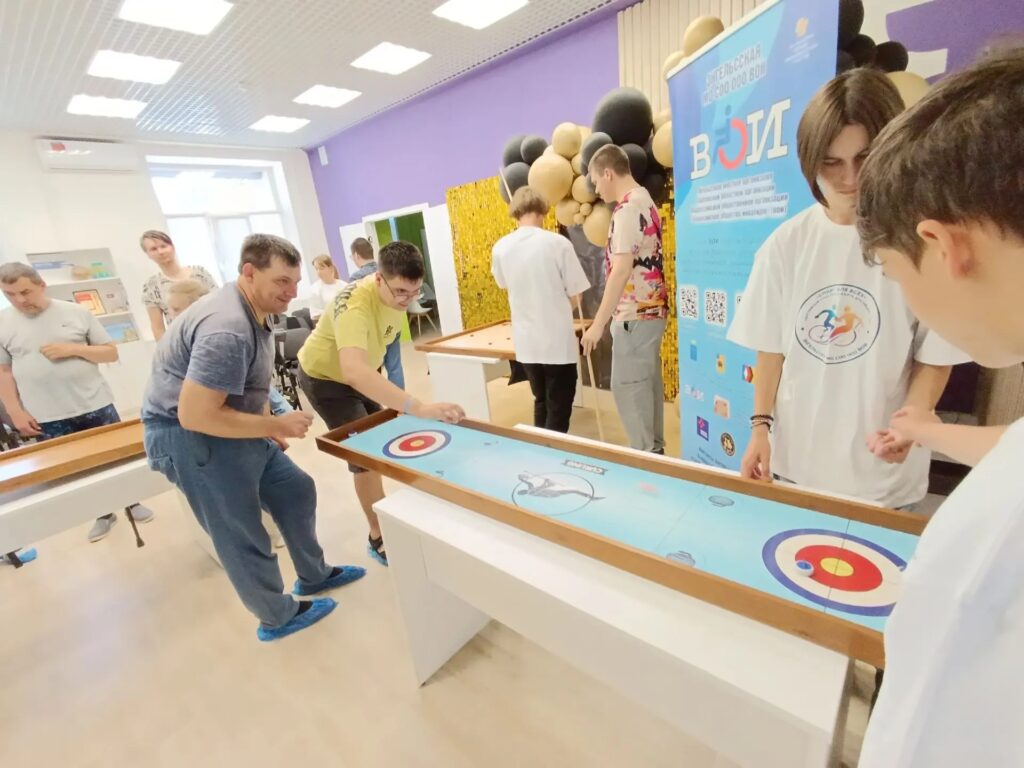 В рамках проекта "Спорт для всех" прошел мини-турнир по настольному керлингу